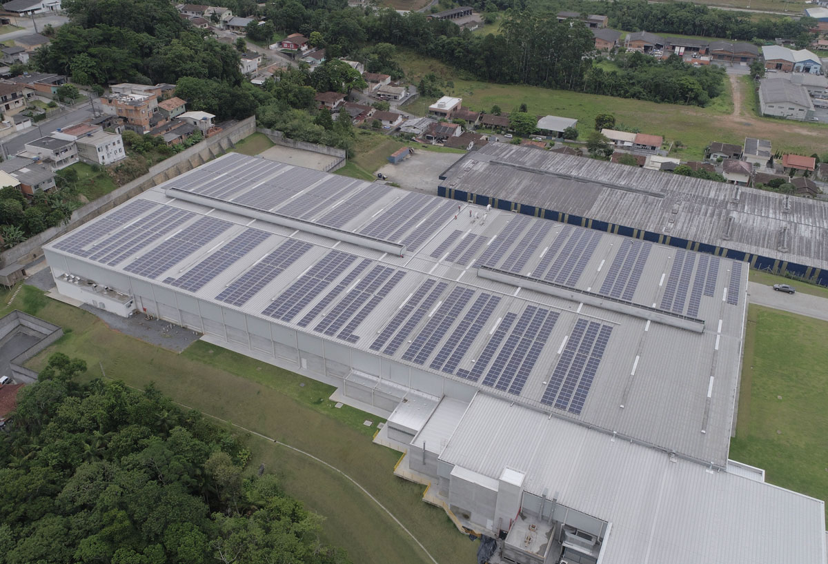 Foto aérea da unidade Blukit Plásticos mostrando paineis da usina solar instalada no telhado.