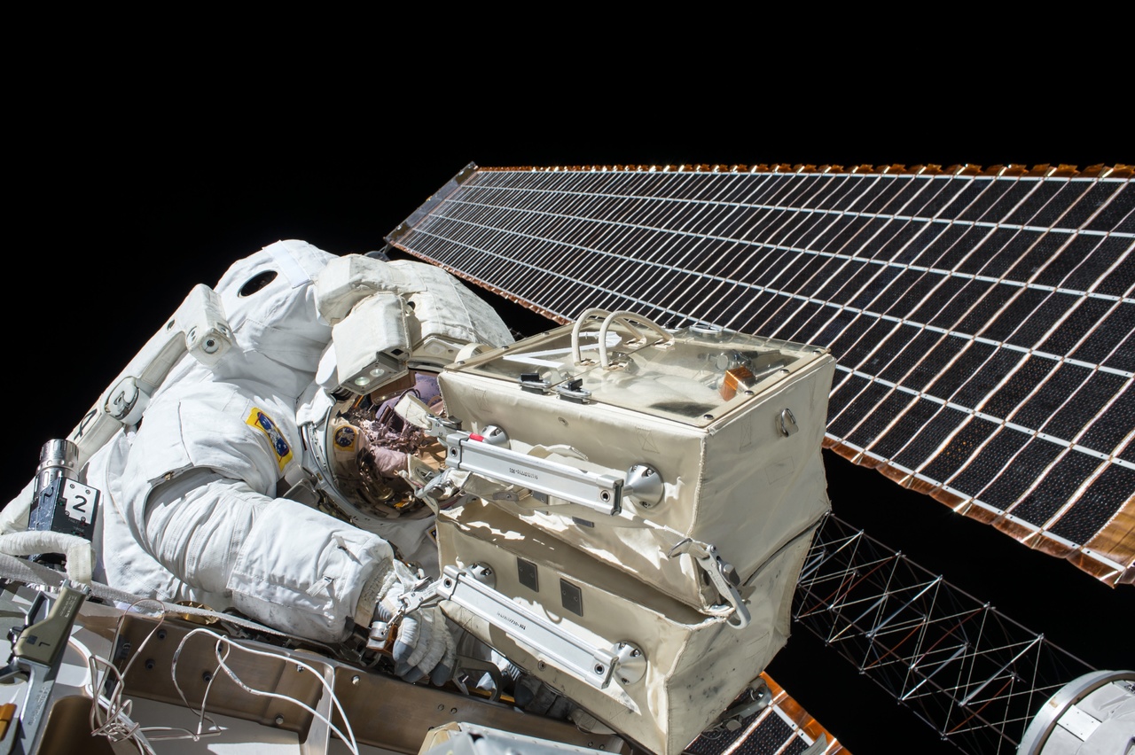 Exemplo de um painel de energia solar em uma estação espacial da Nasa.